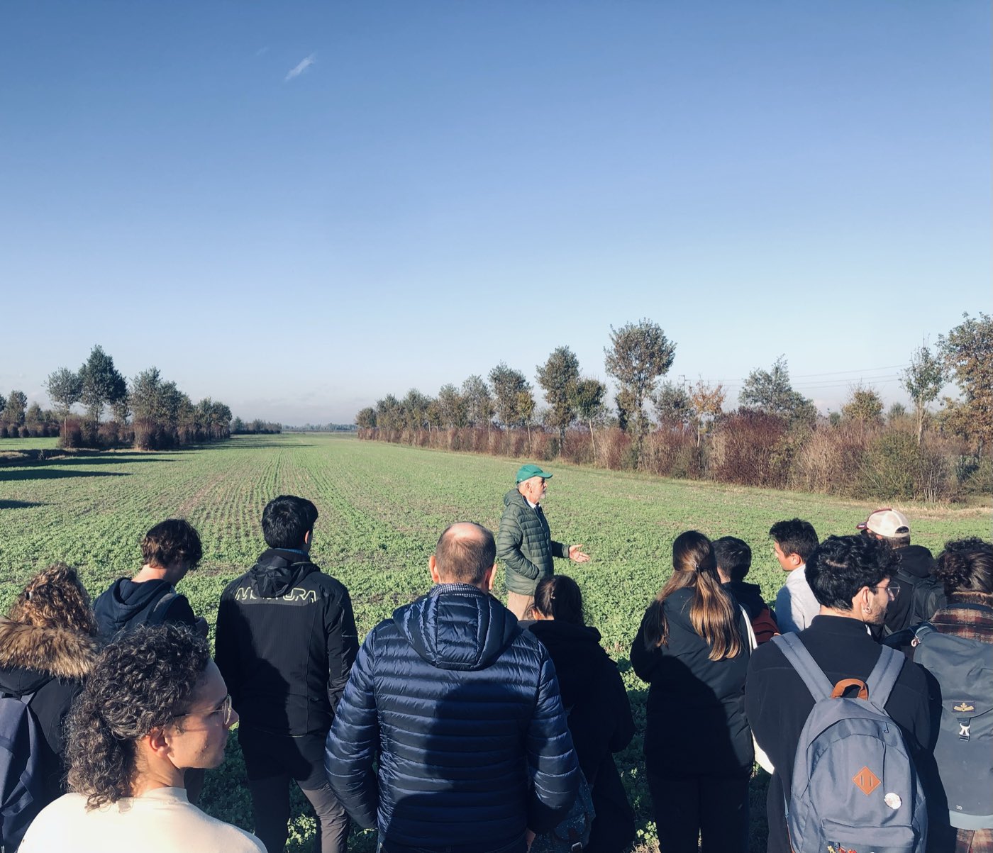 Un gruppo di studenti in visita, in mezzo al campo